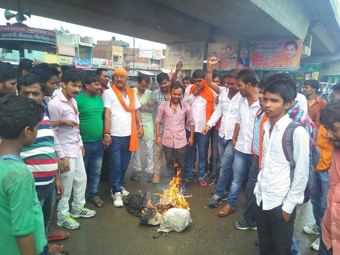 Hiyuwa burnt an effigy of the president of the Peace Party