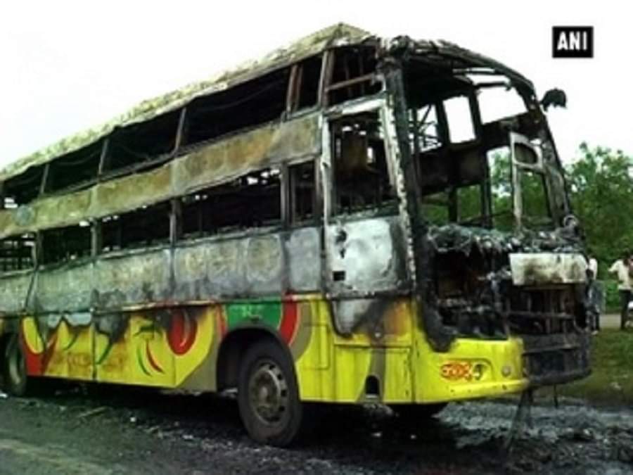 बस में लगी आग
