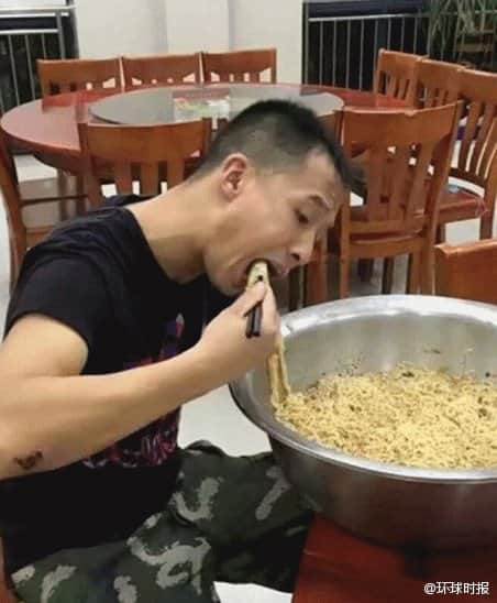 Chinese firefighter eats up a whole pot of noodles