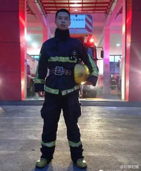 Chinese firefighter eats up a whole pot of noodles