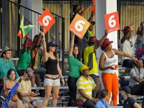 Dhananjaya De Silva scores by 6 in test