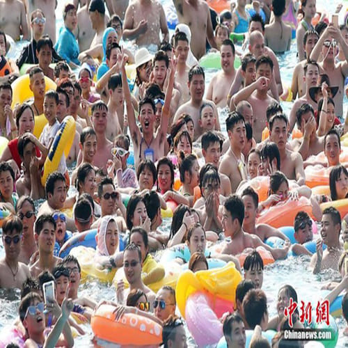 the Most Crowded Chinese Swimming Pools
