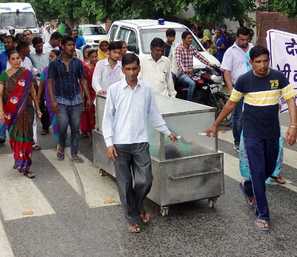 people protest with daughter dead body, controversial statement of dsp