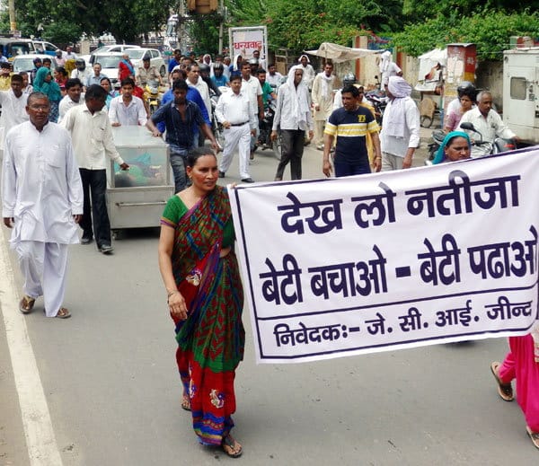 people protest with daughter dead body, controversial statement of dsp