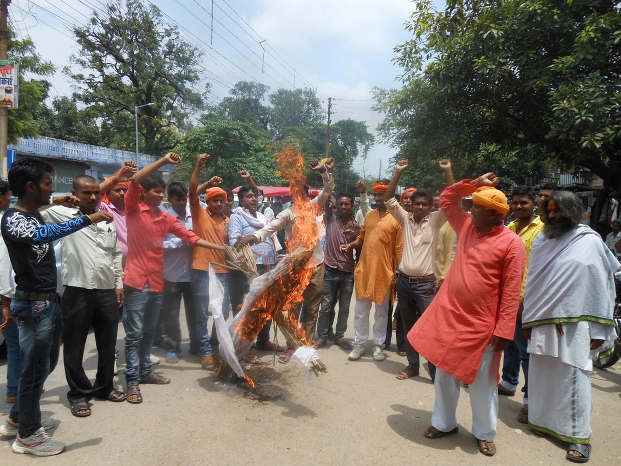 Burnt the effigy of the president of the Peace Party