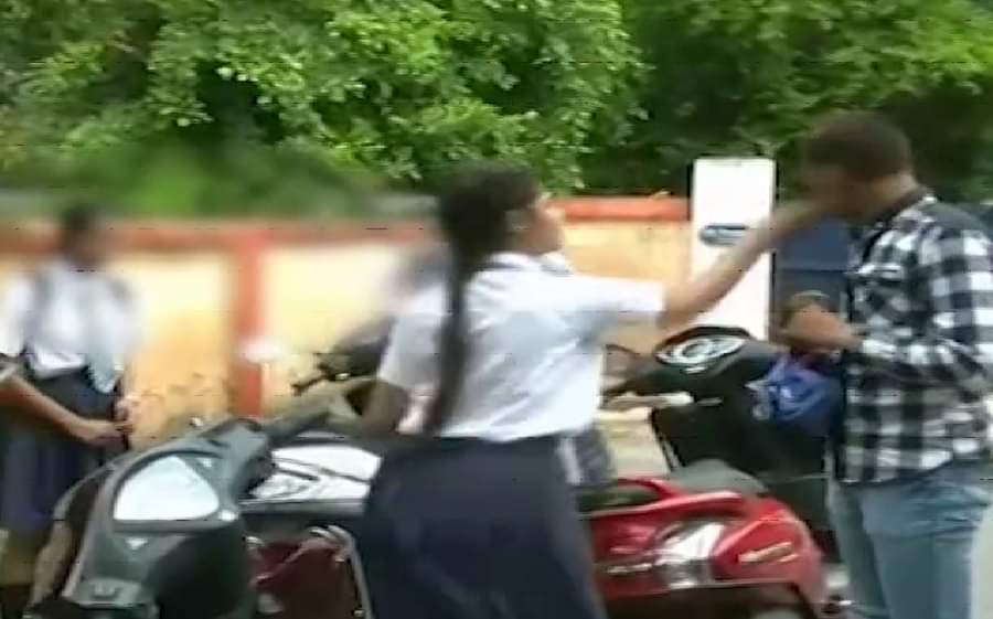 मनचलों की पिटाई