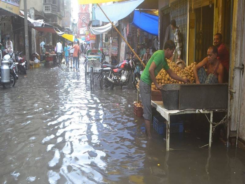 saavan mein jhamaajham barase badara