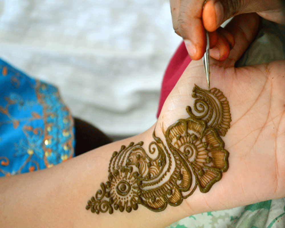 Eid 2022 try these simple Beautiful Latest Mehndi Design for hands - Latest  Mehndi Design: ईद के मौके पर इन लेटेस्ट मेहंदी डिजाइन से सजाएं हाथ, खूबसूरत  दिखेंगी हथेलियां ...