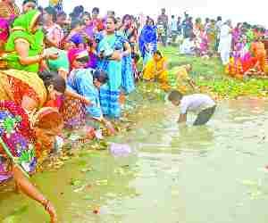 Hundreds of women worshipped on Gomti shore.