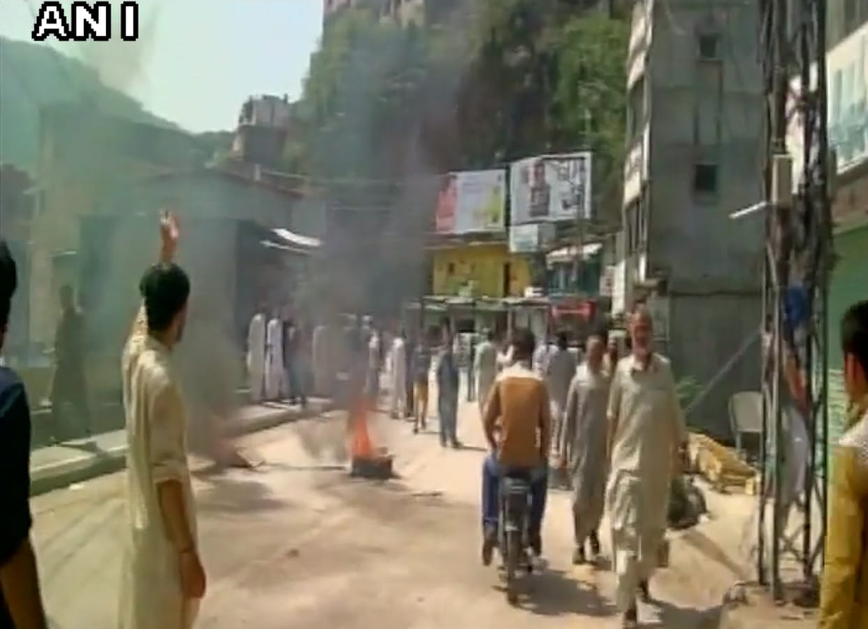 Jammu kashmir News :  Violent protest against Imran government in PoK, two killed in army firing