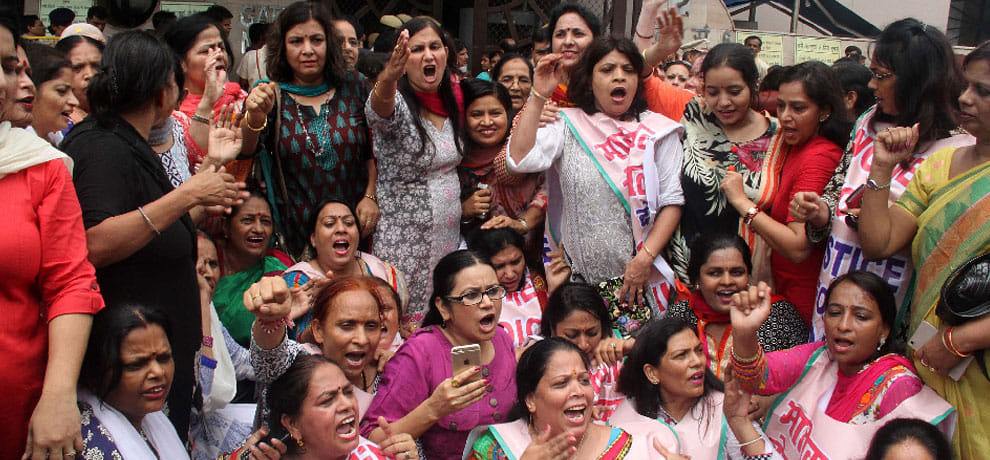 Delhi BJP women activists reached the secretariat, Kejriwal asked for the resignation of Maliwal