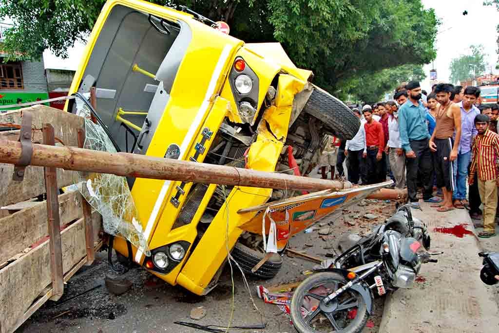 accident,amroha,two dead