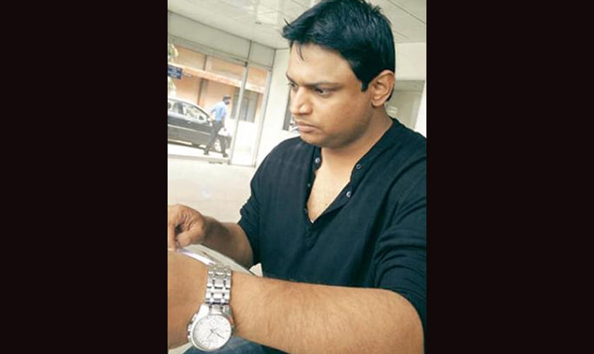 duped for girlfriend techie arrested in cheating