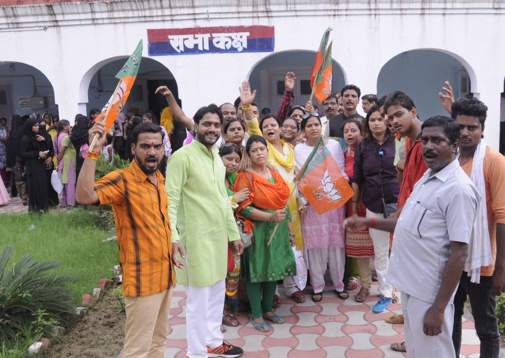 clash between barabanki bjp women and police