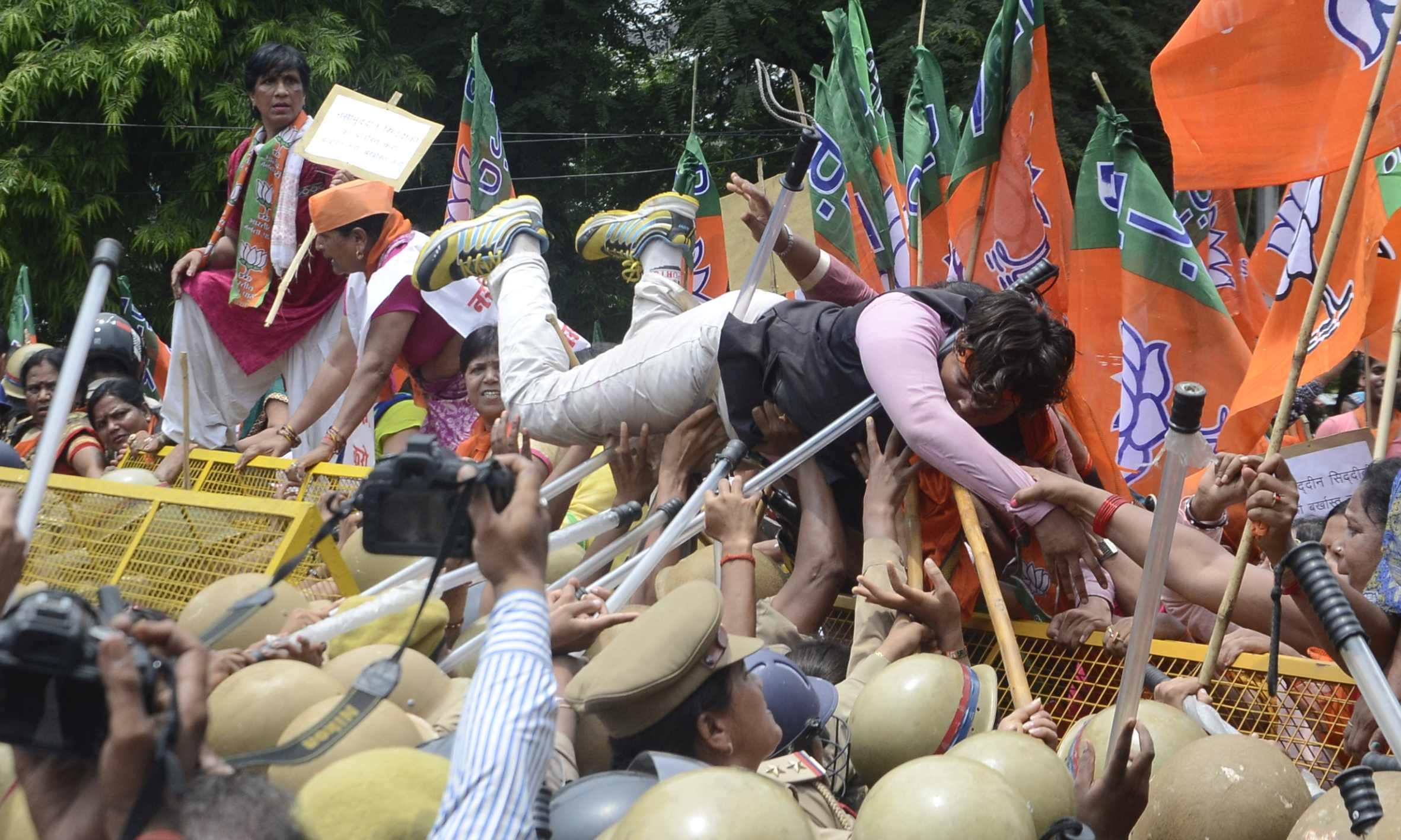 bjp mahila morcha protest in lucknow