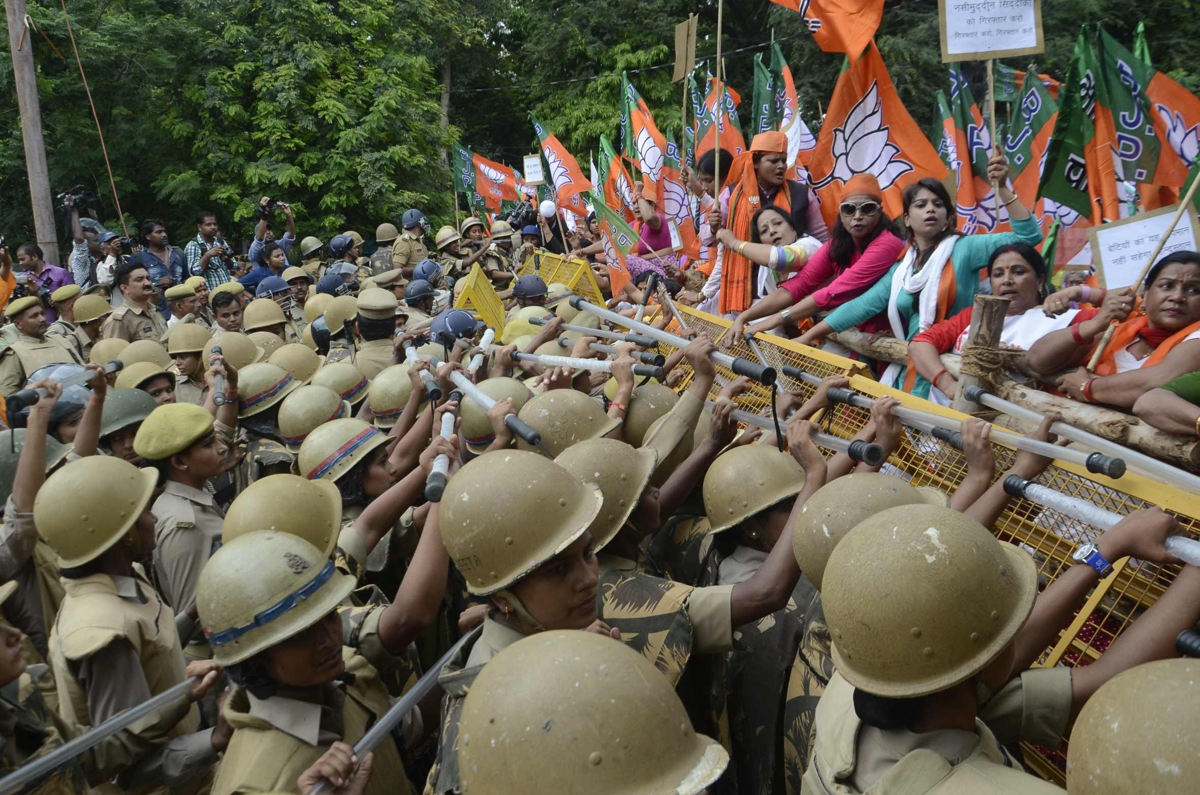 bjp mahila morcha protest in lucknow