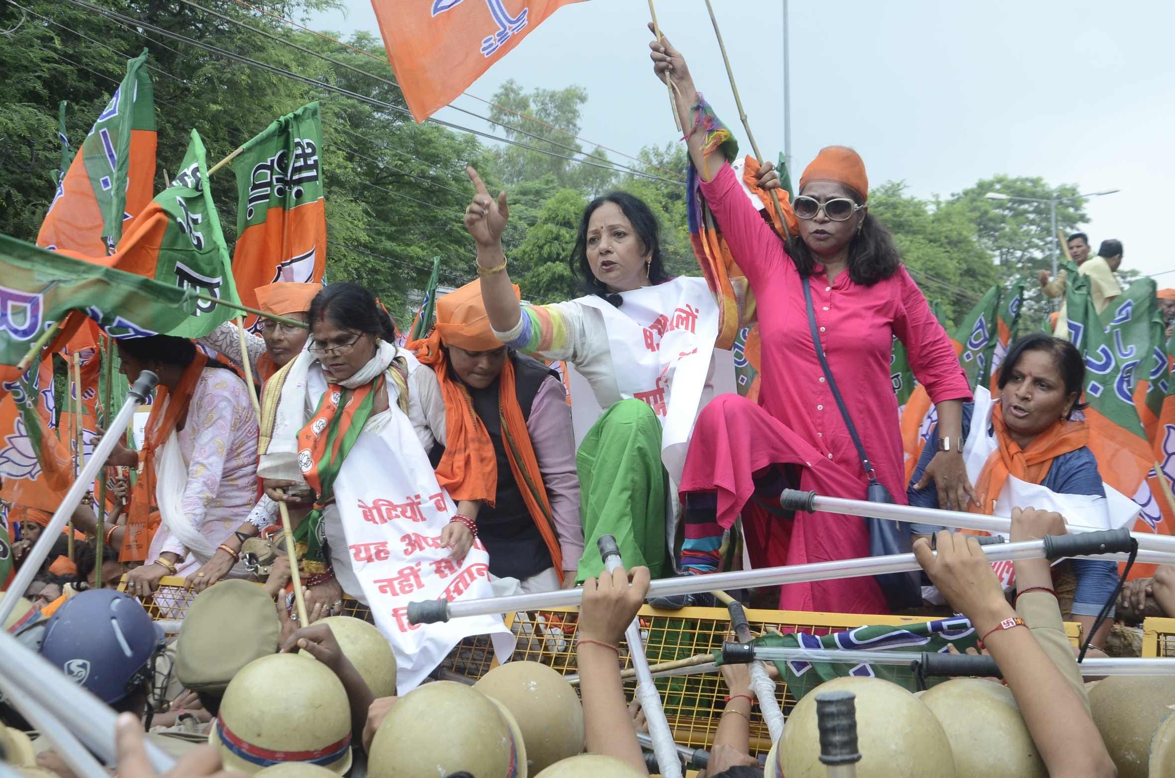 bjp mahila morcha protest in lucknow