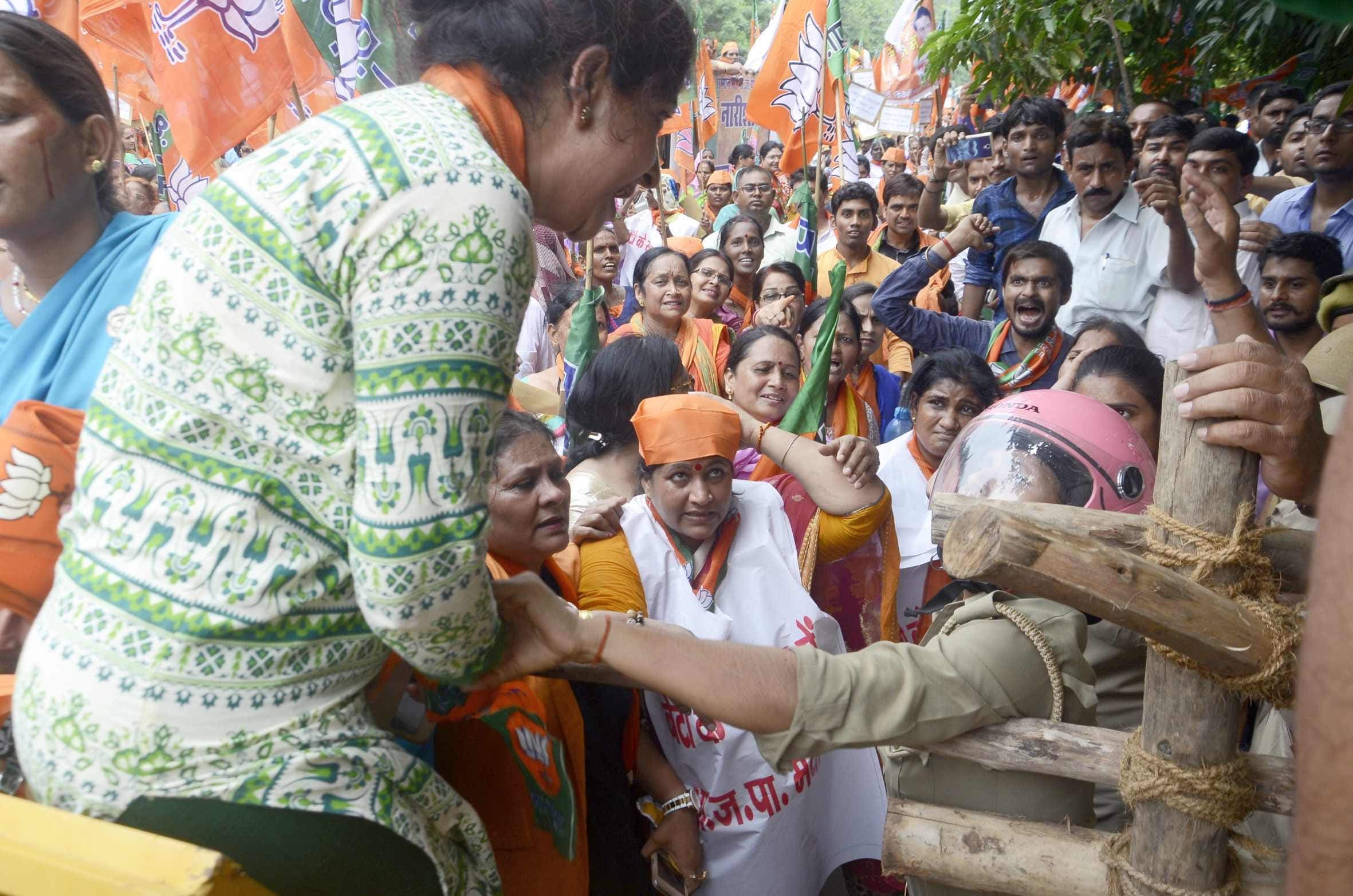 bjp mahila morcha protest in lucknow