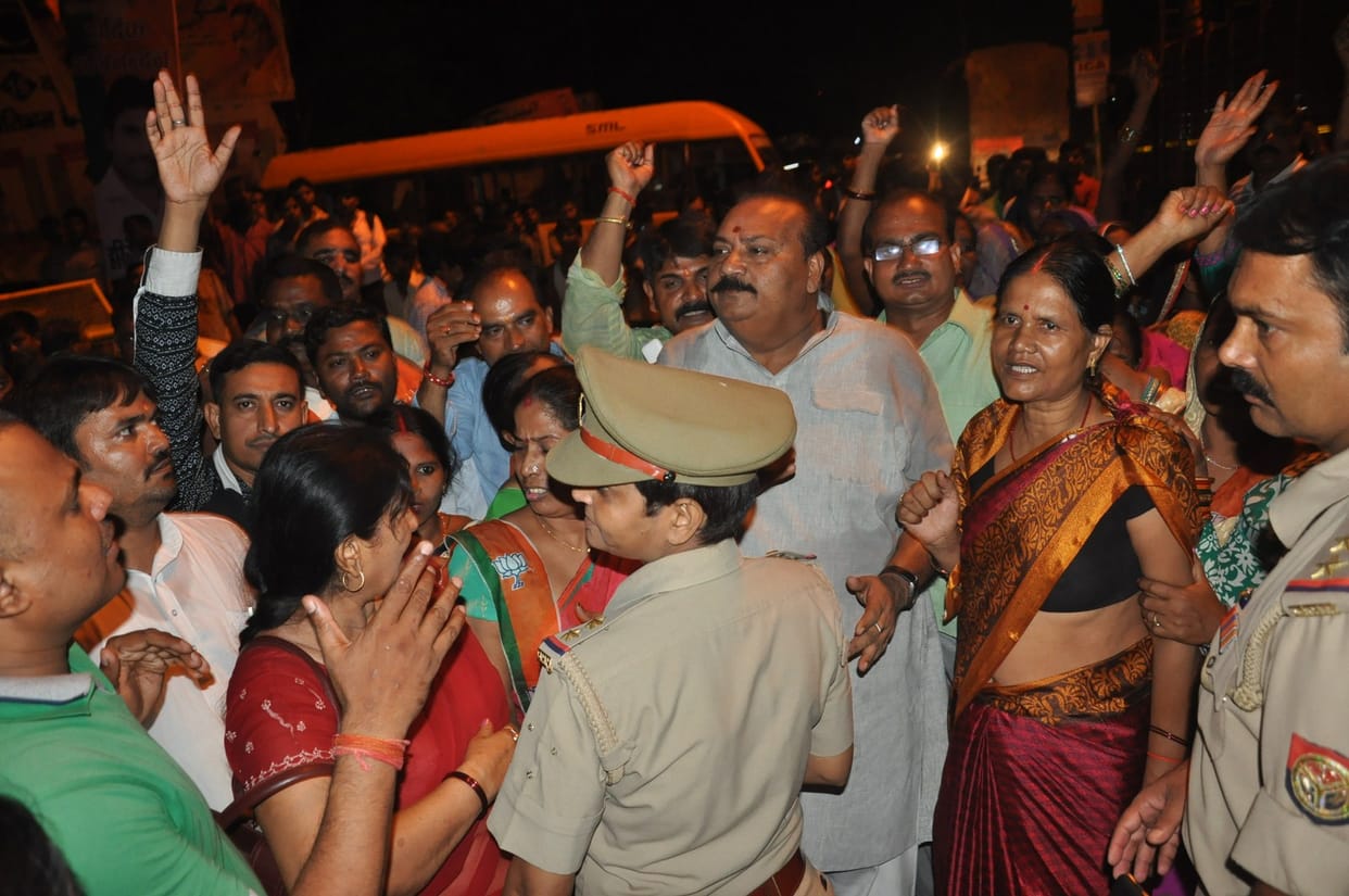 scourge of BJP member to prevent to go to lucknoe