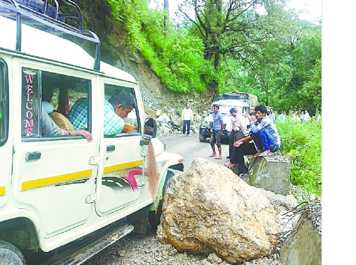 Pindari falling boulders in the road traffic disrupted