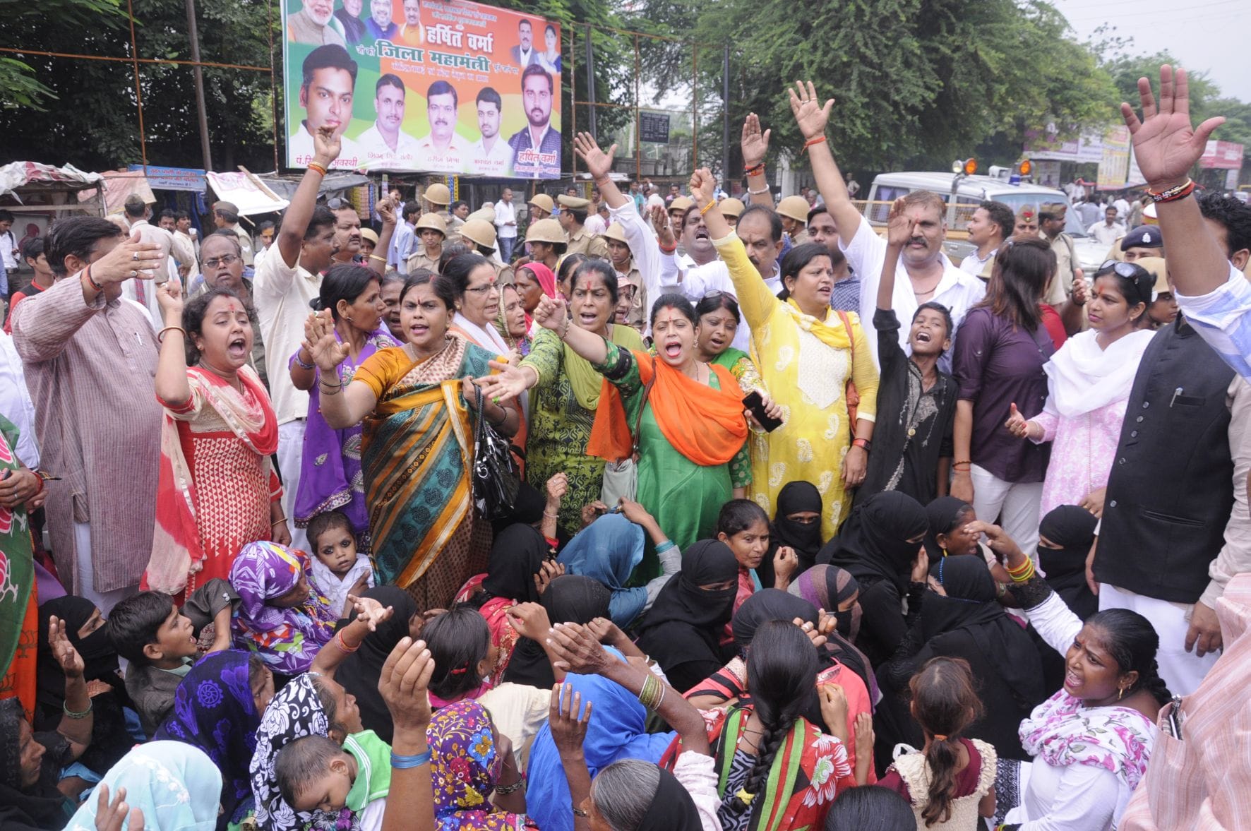 clash between barabanki bjp women and police