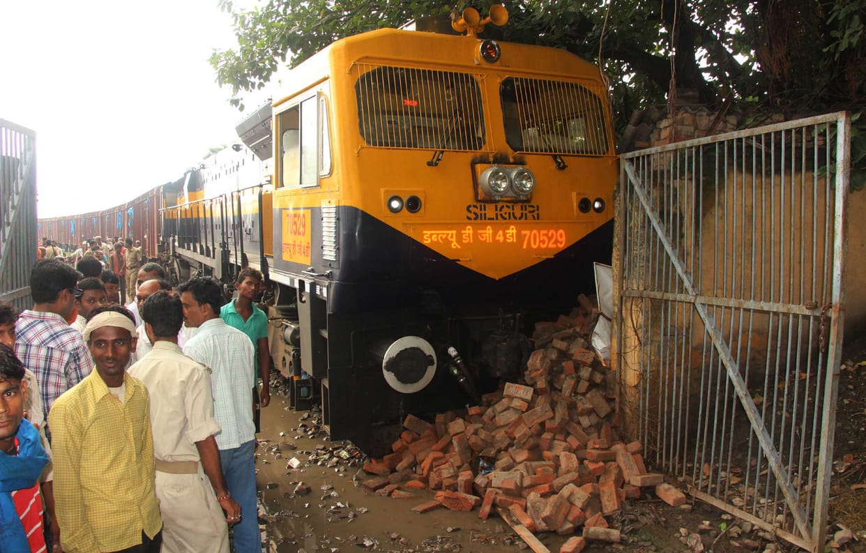 Freight locomotive derail