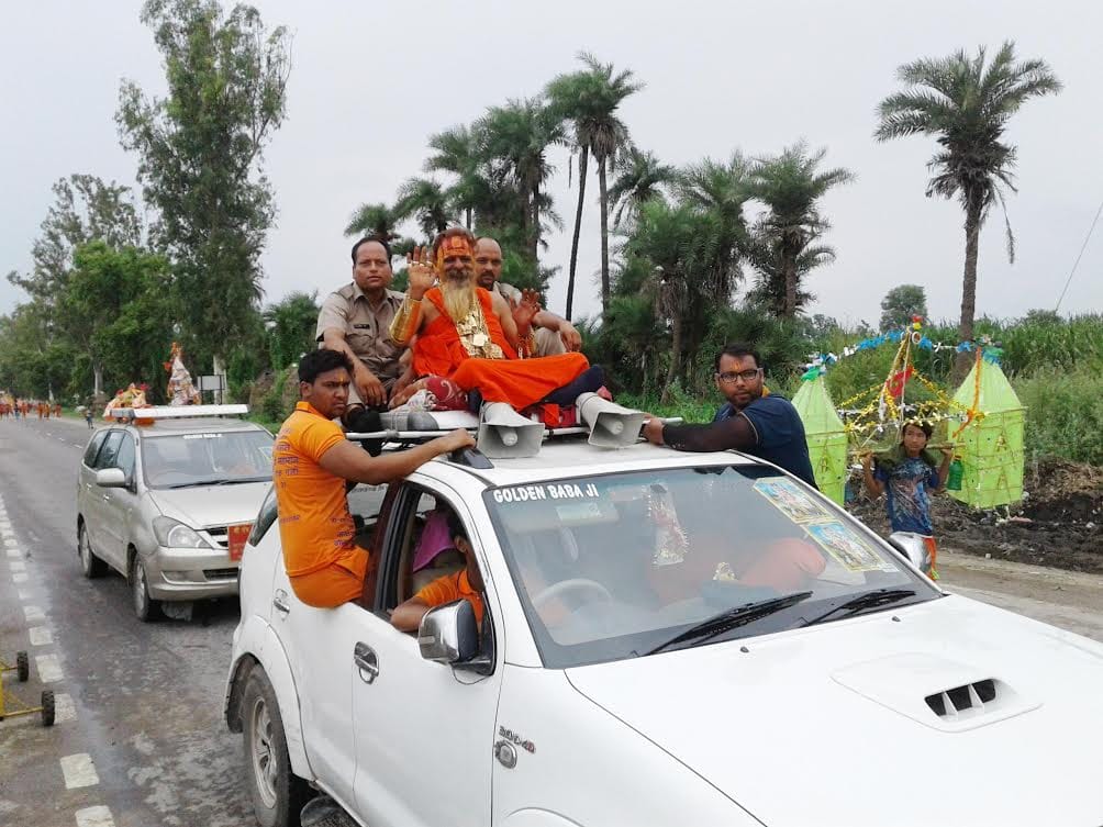 people throng to see Golden Baba wearing 13.5 kg gold