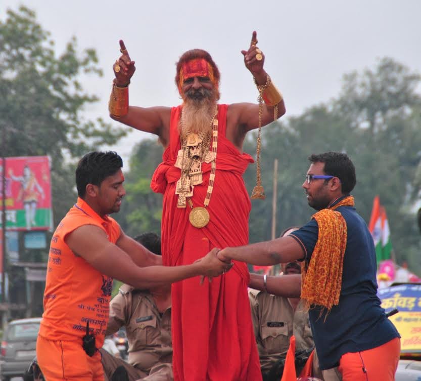 people throng to see Golden Baba wearing 13.5 kg gold