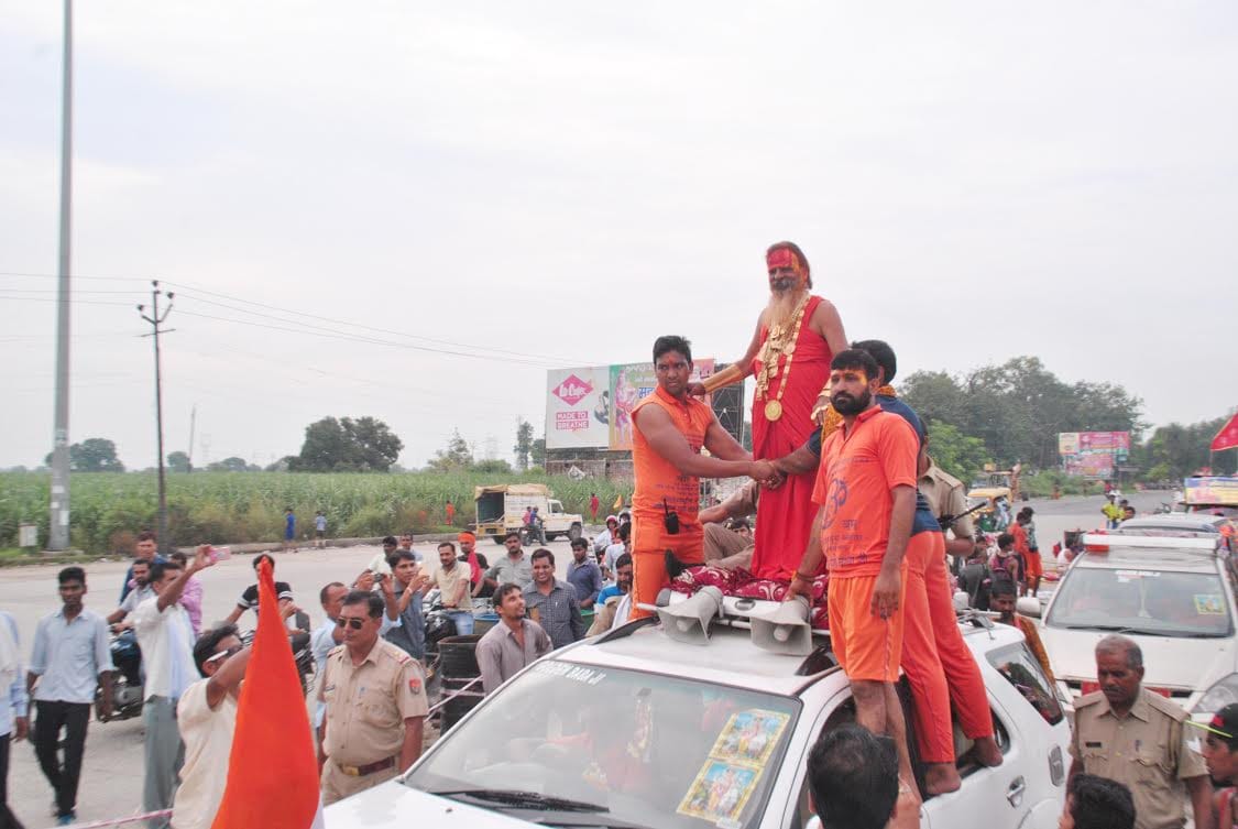 people throng to see Golden Baba wearing 13.5 kg gold