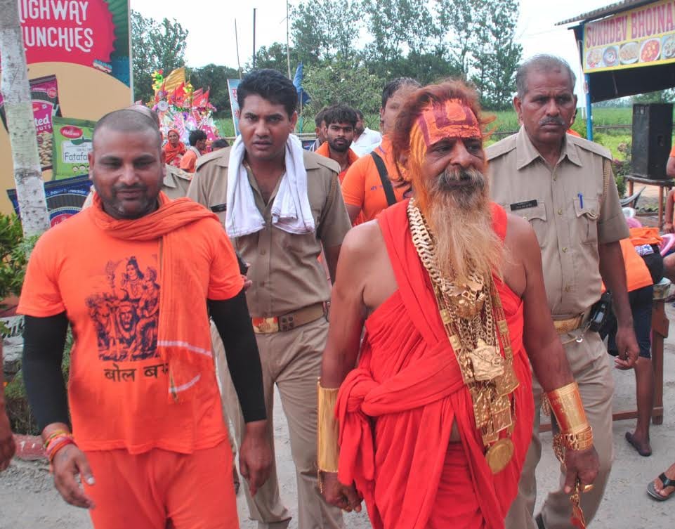people throng to see Golden Baba wearing 13.5 kg gold