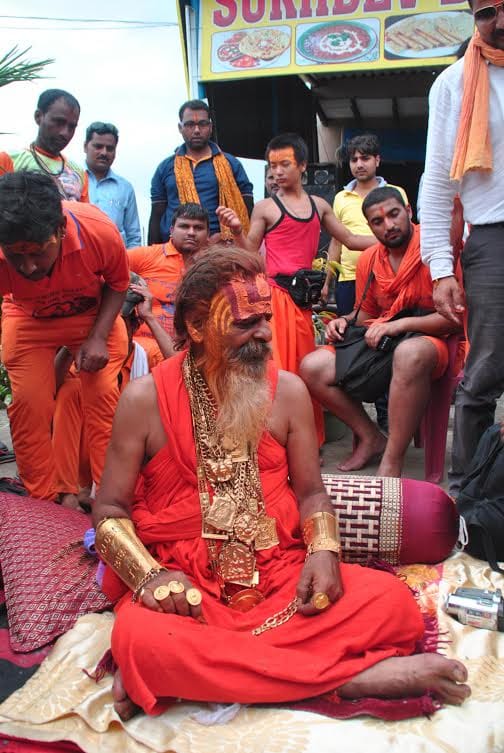 people throng to see Golden Baba wearing 13.5 kg gold