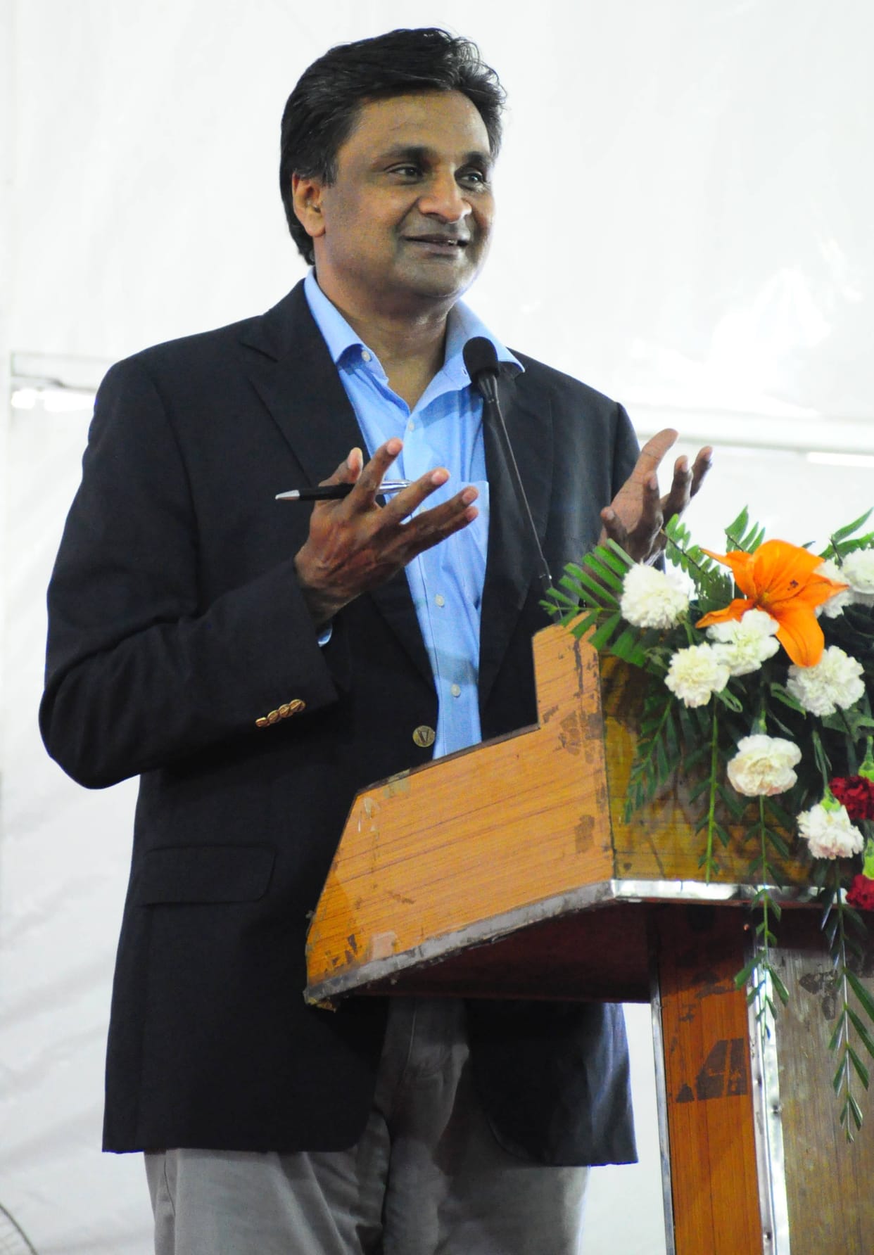  Javagal srinath addresses youth in Lucknow.