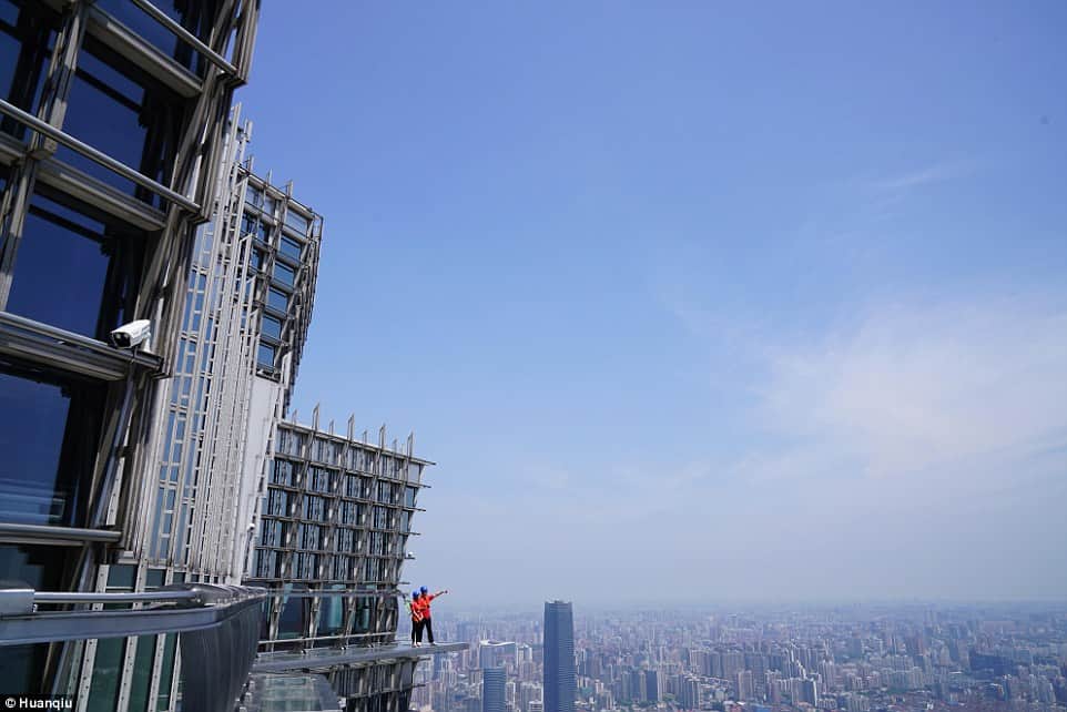 Terrifying skywalk opens outside Shanghai's Jin Mao Tower