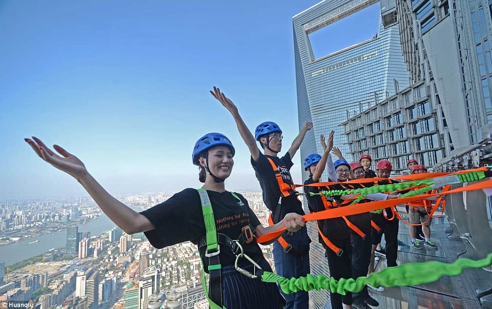 Terrifying skywalk opens outside Shanghai's Jin Mao Tower