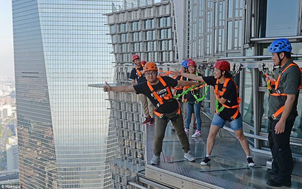 Terrifying skywalk opens outside Shanghai's Jin Mao Tower