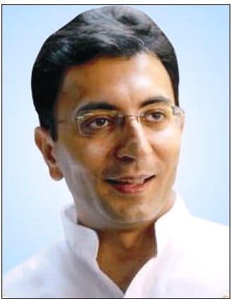 Jitin hear the pain of the flood victims in pagoda