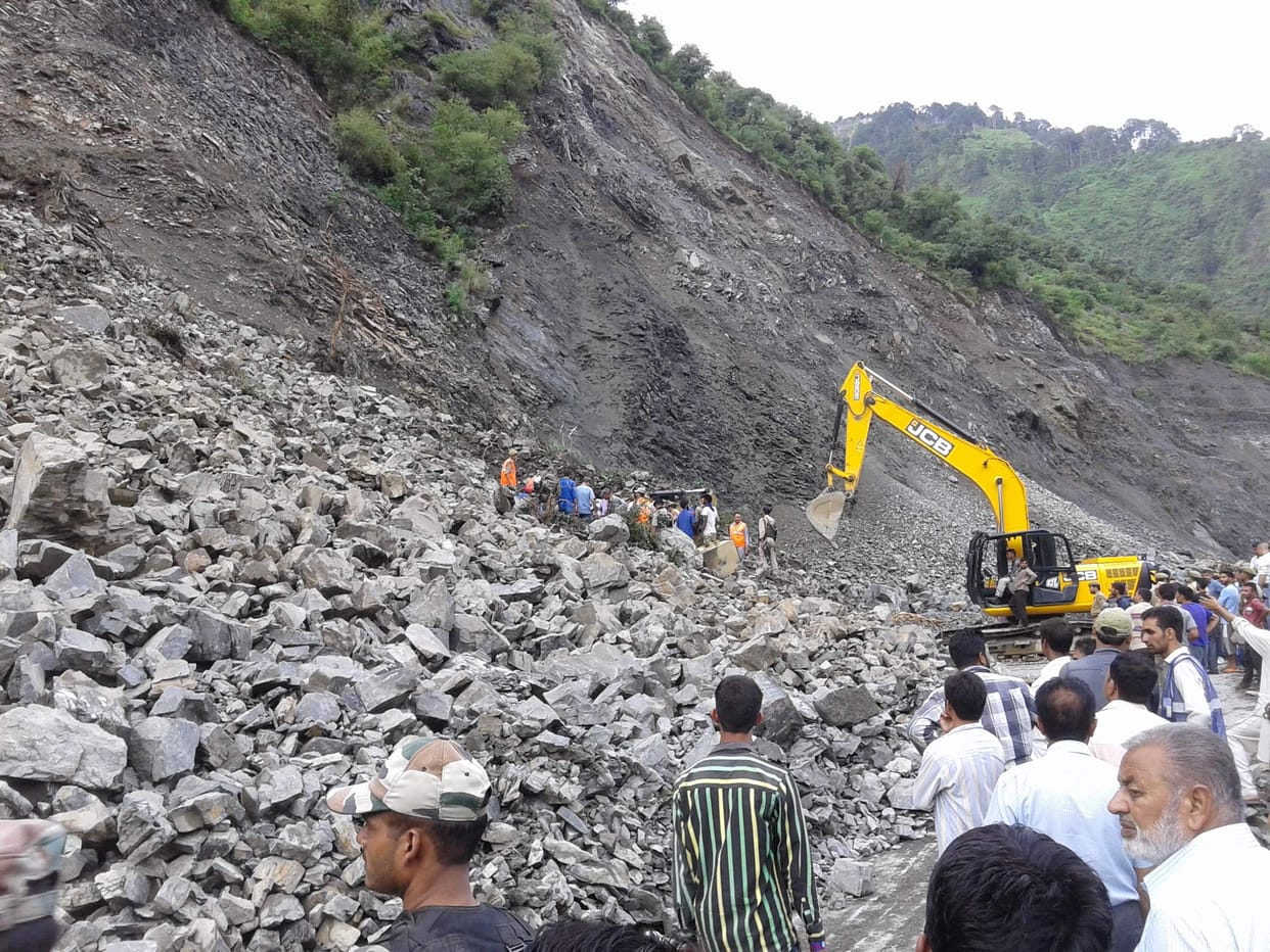 chardham yatra stopped, four hundred kanwar pilgrims stranded.