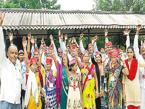 bhaajapa saansad ke khilaaph morcha khola