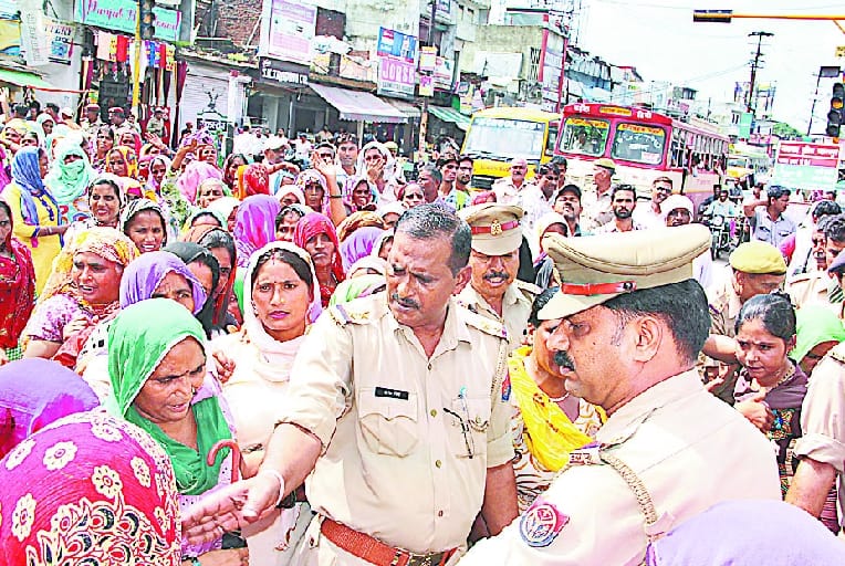 Kitchen mothers came on the road, an altercation with police