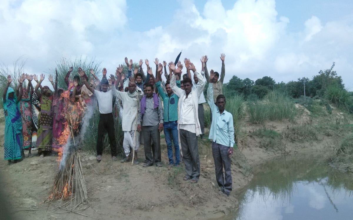 Villagers are not building the bridge blew mannequin