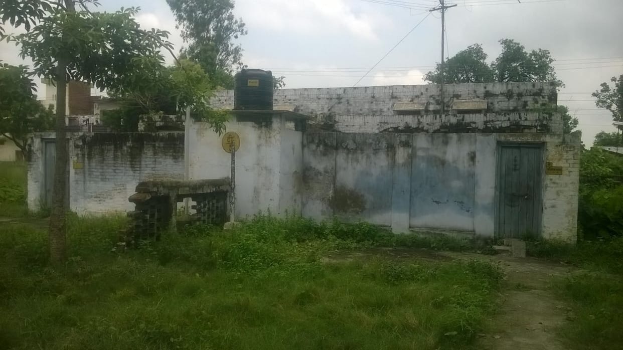 Rail workers living in shabby houses