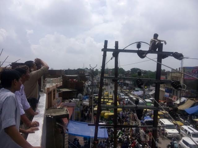  Rickshaw Puller Climbs on the Pole of 11000 volt in Agra