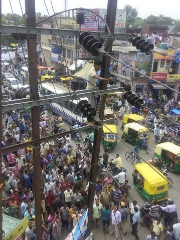  Rickshaw Puller Climbs on the Pole of 11000 volt in Agra