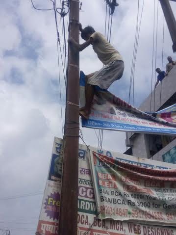  Rickshaw Puller Climbs on the Pole of 11000 volt in Agra