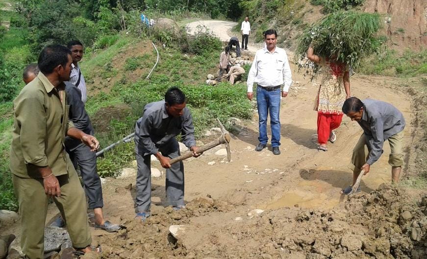 land slide in mandi, road blocked