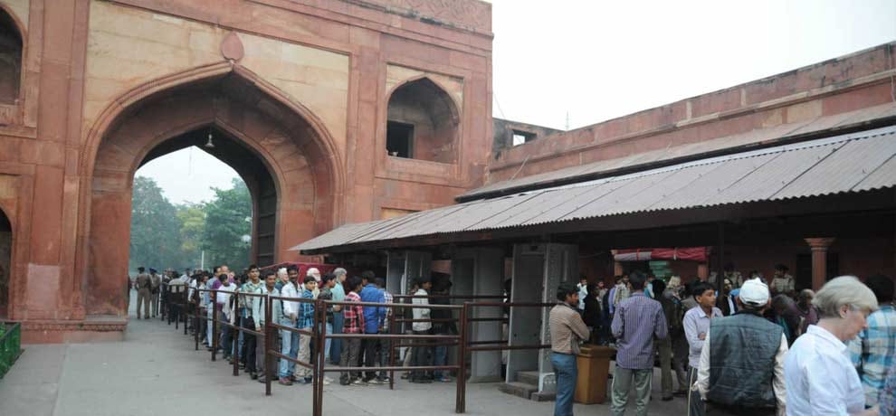 Woman's hand twisted the inspector of tourism, Hungama