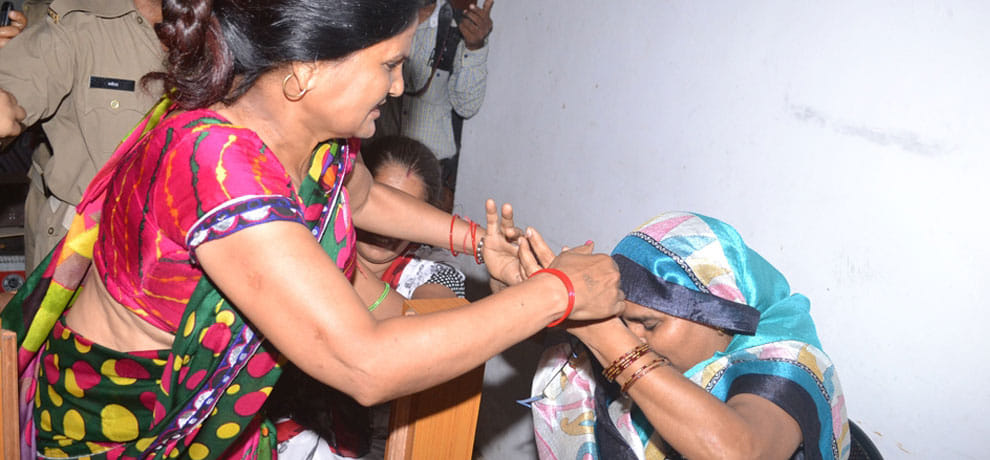 women beats teachers in police station who allegedly forced a girl to commit suicide 