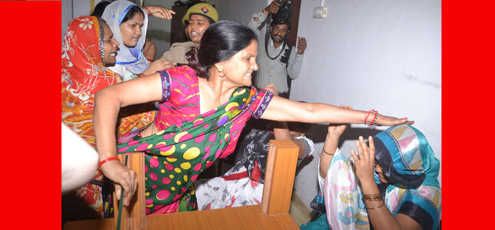 women beats teachers in police station who allegedly forced a girl to commit suicide 