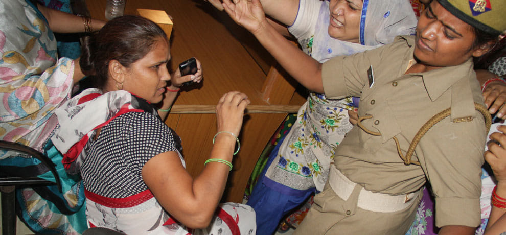 women beats teachers in police station who allegedly forced a girl to commit suicide 