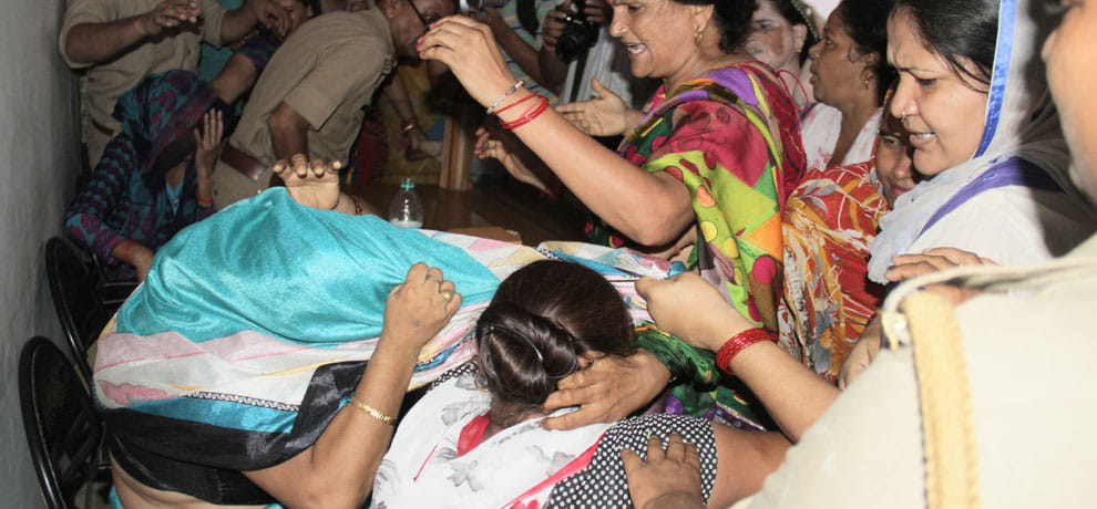 women beats teachers in police station who allegedly forced a girl to commit suicide 